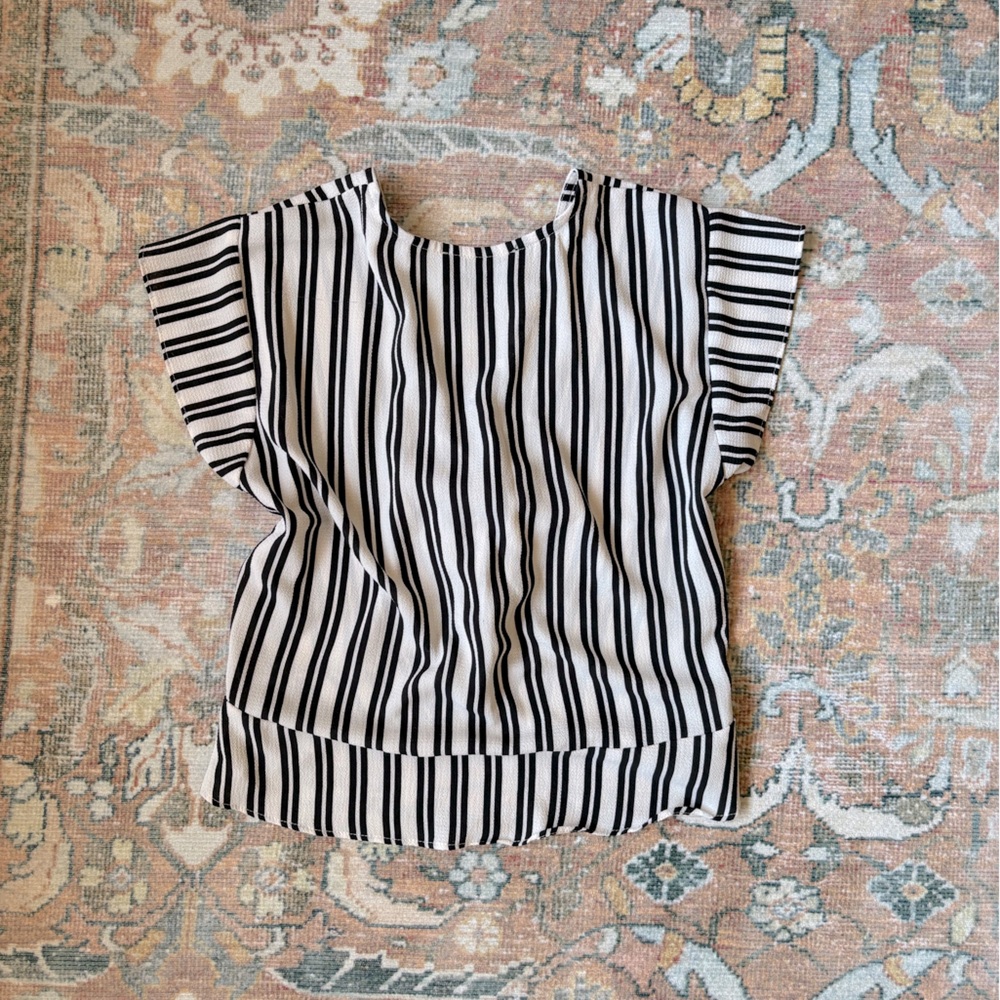 🌿🦋 East west Crop Top•NWOT - Picture 2 of 4